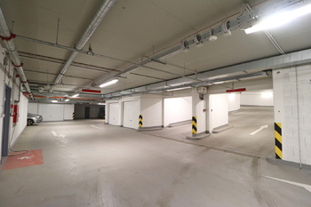 Garáž - Prodej bytu 1+kk v osobním vlastnictví 38 m², Praha 9 - Vysočany