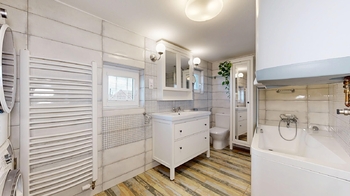 Koupelna - Prodej domu 210 m², Praha 9 - Horní Počernice