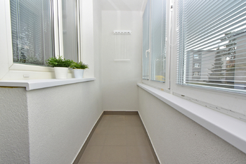 Ložnice s lodžií se zasklením a žaluziemi.  - Prodej bytu 3+1 v osobním vlastnictví 75 m², Brandýs nad Labem-Stará Boleslav