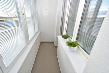 Ložnice s lodžií se zasklením a žaluziemi.  - Prodej bytu 3+1 v osobním vlastnictví 75 m², Brandýs nad Labem-Stará Boleslav