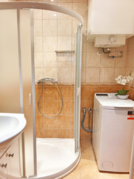 Koupelna se sprchovým koutem, umyvadlem, bojlerem a místem na pračku.  - Prodej bytu 3+1 v osobním vlastnictví 75 m², Brandýs nad Labem-Stará Boleslav