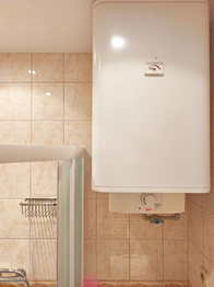 Koupelna se sprchovým koutem, umyvadlem, bojlerem a místem na pračku.  - Prodej bytu 3+1 v osobním vlastnictví 75 m², Brandýs nad Labem-Stará Boleslav