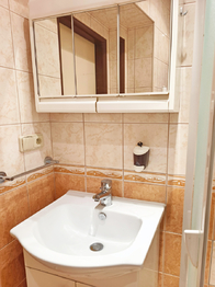 Koupelna se sprchovým koutem, umyvadlem, bojlerem a místem na pračku.  - Prodej bytu 3+1 v osobním vlastnictví 75 m², Brandýs nad Labem-Stará Boleslav