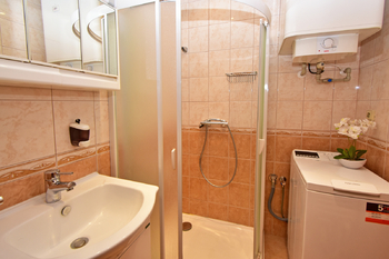 Koupelna se sprchovým koutem, umyvadlem, bojlerem a místem na pračku.  - Prodej bytu 3+1 v osobním vlastnictví 75 m², Brandýs nad Labem-Stará Boleslav