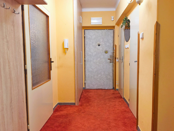 Vstupní chodba s novou vestavěnou šatní skříní.  - Prodej bytu 3+1 v osobním vlastnictví 75 m², Brandýs nad Labem-Stará Boleslav