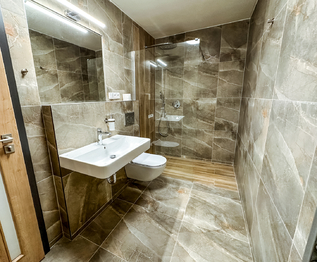 Koupelna - Pronájem bytu 2+kk v osobním vlastnictví 57 m², Horní Planá