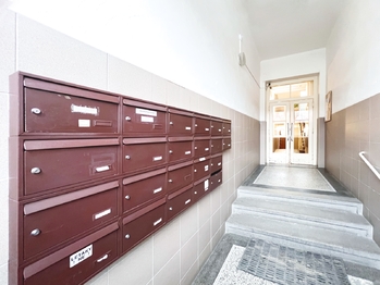 Udržovaný charakter domu  - Prodej bytu 3+kk v osobním vlastnictví 96 m², Praha 7 - Holešovice