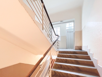 Společné prostory v domě s výtahy mezipatrech  - Prodej bytu 3+kk v osobním vlastnictví 96 m², Praha 7 - Holešovice