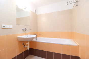 Koupelna - Pronájem bytu 2+kk v osobním vlastnictví 46 m², Praha 8 - Bohnice