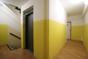 Chodba domu - Pronájem bytu 2+kk v osobním vlastnictví 46 m², Praha 8 - Bohnice