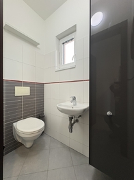 WC v přízemí - Prodej domu 102 m², Klecany