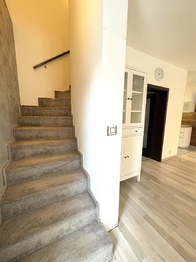 Schodiště do patra - Prodej domu 102 m², Klecany