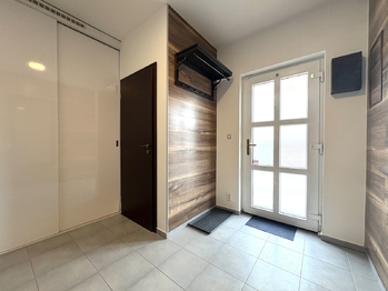 Vstupní předsíň - Prodej domu 102 m², Klecany