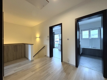 Chodba v 1. patře - Prodej domu 102 m², Klecany