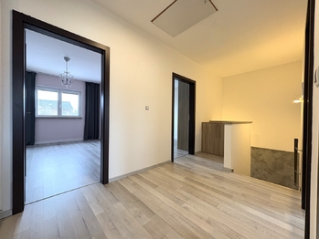 Chodba v 1. patře - Prodej domu 102 m², Klecany