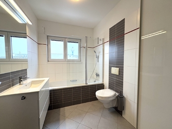 Koupelna v 1. patře - Prodej domu 102 m², Klecany