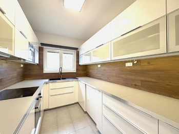 Kuchyňský kout - Prodej domu 102 m², Klecany