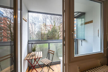 Pohled na lodžii - Pronájem bytu 1+1 v osobním vlastnictví 35 m², Praha 9 - Černý Most