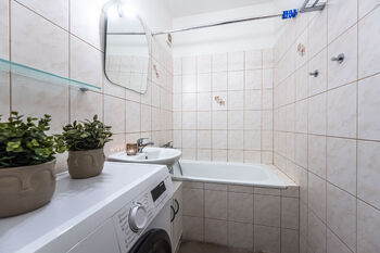 Koupelna s vanou - Pronájem bytu 1+1 v osobním vlastnictví 35 m², Praha 9 - Černý Most