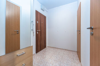 Předsíň - Pronájem bytu 1+1 v osobním vlastnictví 35 m², Praha 9 - Černý Most