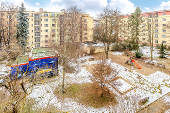 Pohled z pokoje do vnitrobloku - Pronájem bytu 2+1 v osobním vlastnictví 58 m², Praha 10 - Vršovice