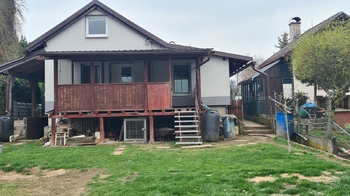Chata je celoročně obyvatelná, vytápí se kamny na dřevo - Prodej domu 55 m², Příbram 