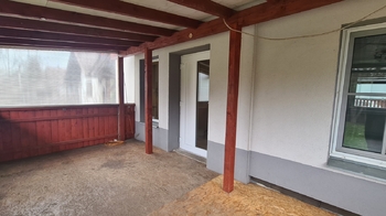 Vstupní terasa do domu, který je dispozičně 4+kk - Prodej domu 55 m², Příbram