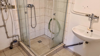 V koupelně je sprchový kout a wc - Prodej domu 55 m², Příbram