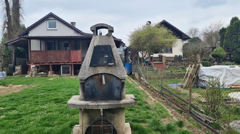 Pohled na zahradní krb - Prodej domu 55 m², Příbram