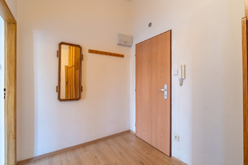 Vstupní dveře z předsíně - Pronájem bytu 2+1 v osobním vlastnictví 63 m², Praha 3 - Vinohrady