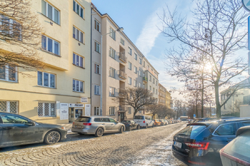 Pohled z náměstí - Pronájem bytu 2+1 v osobním vlastnictví 63 m², Praha 3 - Vinohrady