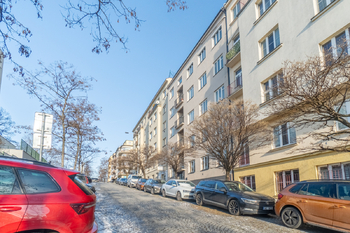 Pohled z náměstí - Pronájem bytu 2+1 v osobním vlastnictví 63 m², Praha 3 - Vinohrady