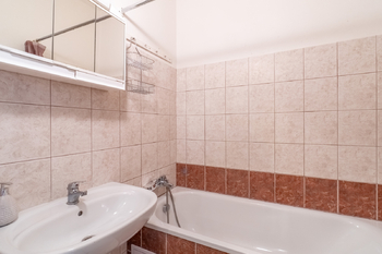 Koupelna s vanou - Pronájem bytu 2+1 v osobním vlastnictví 63 m², Praha 3 - Vinohrady