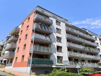 Pohled na bytový dům.  - Pronájem bytu 2+kk v osobním vlastnictví 60 m², Praha 8 - Libeň