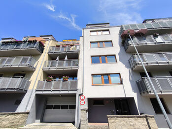 Pohled na bytový dům.  - Pronájem bytu 2+kk v osobním vlastnictví 60 m², Praha 8 - Libeň