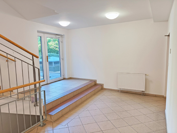 Budova - společné prostory - chodba u bytu a vstup na zahradu.  - Pronájem bytu 2+kk v osobním vlastnictví 60 m², Praha 8 - Libeň