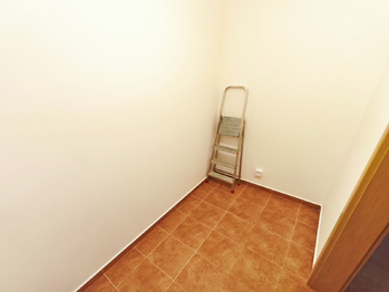 Komora v bytě.  - Pronájem bytu 2+kk v osobním vlastnictví 60 m², Praha 8 - Libeň