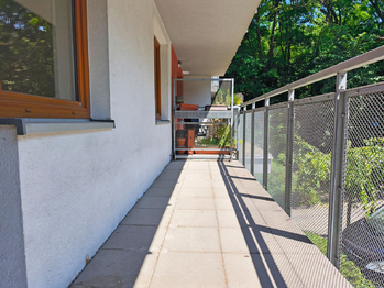 Prostorný balkón s výhledem do klidné části. - Pronájem bytu 2+kk v osobním vlastnictví 60 m², Praha 8 - Libeň