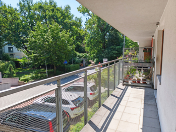 Prostorný balkón s výhledem do klidné části. - Pronájem bytu 2+kk v osobním vlastnictví 60 m², Praha 8 - Libeň