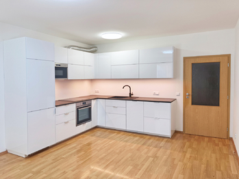 Obývací pokoj s luxusním novým kuchyňským koutem včetně vestavěných spotřebičů zn. Ikea. Kuchyně s dostatečným úložným prostorem.  - Pronájem bytu 2+kk v osobním vlastnictví 60 m², Praha 8 - Libeň