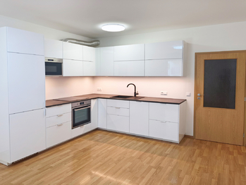 Obývací pokoj s luxusním novým kuchyňským koutem včetně vestavěných spotřebičů zn. Ikea. Kuchyně s dostatečným úložným prostorem.  - Pronájem bytu 2+kk v osobním vlastnictví 60 m², Praha 8 - Libeň