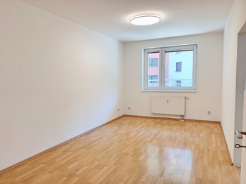 Samostatná ložnice s oknem na balkón.  - Pronájem bytu 2+kk v osobním vlastnictví 60 m², Praha 8 - Libeň