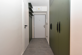 Chodba s vestavěnou šatní skříní.  - Pronájem bytu 2+kk v osobním vlastnictví 53 m², Čelákovice