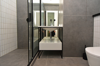 Koupelna se sprchovým koutem, umyvadlem, zrcadlem a toaletou.  - Pronájem bytu 2+kk v osobním vlastnictví 53 m², Čelákovice