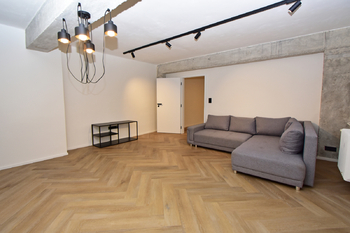 Obývací pokoj s kuchyňským koutem a vstupem na balkón.  - Pronájem bytu 2+kk v osobním vlastnictví 53 m², Čelákovice