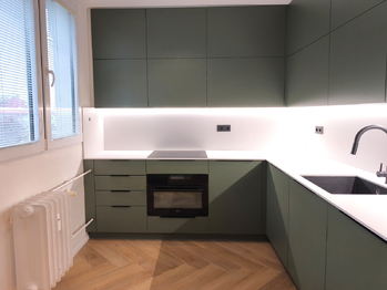 Kuchyňský kout včetně vestavěných spotřebičů.  - Pronájem bytu 2+kk v osobním vlastnictví 53 m², Čelákovice