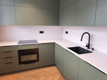 Kuchyňský kout včetně vestavěných spotřebičů.  - Pronájem bytu 2+kk v osobním vlastnictví 53 m², Čelákovice