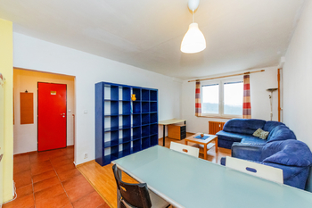 5. Obývací pokoj s kuchyňským koutem - Pronájem bytu 2+kk v osobním vlastnictví 39 m², Praha 4 - Krč