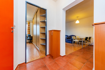 9. Předsíň, vlevo vstup do koupelny - Pronájem bytu 2+kk v osobním vlastnictví 39 m², Praha 4 - Krč