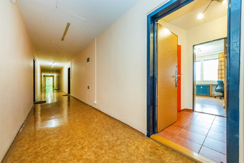 12. Společná chodba v domě - Pronájem bytu 2+kk v osobním vlastnictví 39 m², Praha 4 - Krč